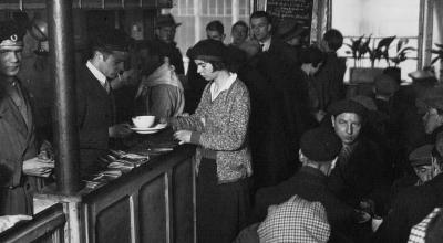 Soupe populaire offerte aux chômeurs en 1932. Crédit : Agence Mondiale / Creative Commons