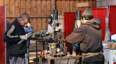 Durant les quatre jours de stage, chacun des participants de l'Atelier paysan travaille sur un outil qu’il ramènera chez lui - Crédit : J.Pain