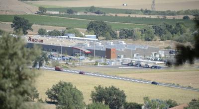 Hypermarché en périphérie de Manosque (04) - V.Delotte 