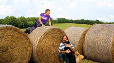 David Guillemet et Camille, l'une des stagiaires qu'il accueille sur son exploitation agricole de Ploerdüt (56) - DR 