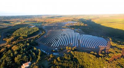 Le parc Lé Camazou, situé sur le site de l’ancienne mine d’or de Villanière, dans l’Aude, accueille 46 000 modules photovoltaïques polycristallins de 260 Wc (SILLIA VL). La puissance totale installée est de 12 mégawatts-crête (Mwc) sur 20 hectares. Le groupe RES, qui gère le site, envisage une production annuelle de 14 millions de Kwh, soit l’équivalent de la consommation électrique de près de 7 000 personnes.© B2i