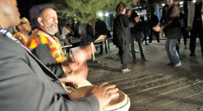La « Faites » de la fraternité s’est déroulée les 5 et 6 mai derniers au Théâtre Toursky, à Marseille. Objectif : réaffirmer que les théâtres sont des lieux de partage et d’échange fraternels entre les cultures. Ici, la soirée du 5 mai qui se termine au son des percussion africaines. © F. Delotte