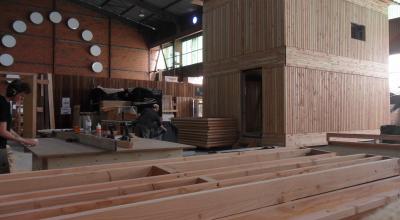 Un chalet en construction dans l'atelier de Bois & Cie - Crédit : Bois et cie