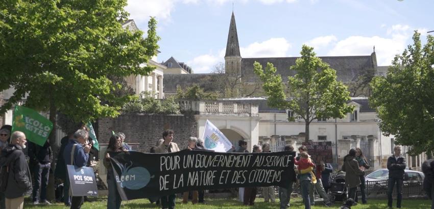 Mobilisation organisée par l’association BLOOM devant le Conseil régional de Bretagne à Rennes le jeudi 18 avril 204, en présence d’élus écologistes, et notamment de Claire Desmares, présidente du groupe des Écologistes de Bretagne au Conseil régional.