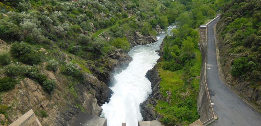 L'étiage de la Têt dépend du barrage de Vinça. © Wikimedia - Alan Mattingly