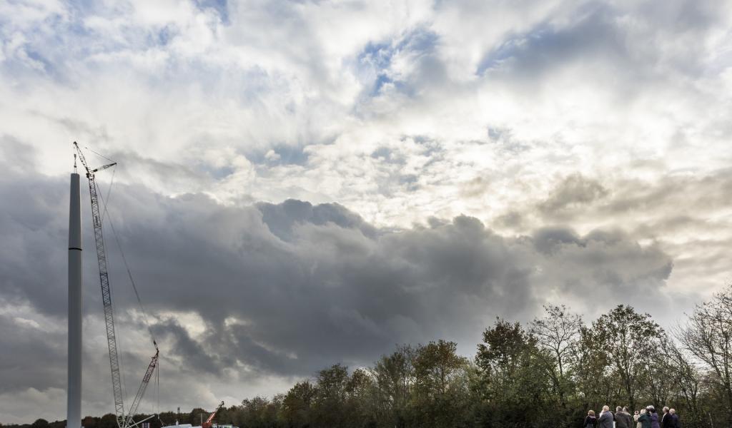 Montage de l'éolienne en  novembre 2015. Crédits Photos : Isac-Watts