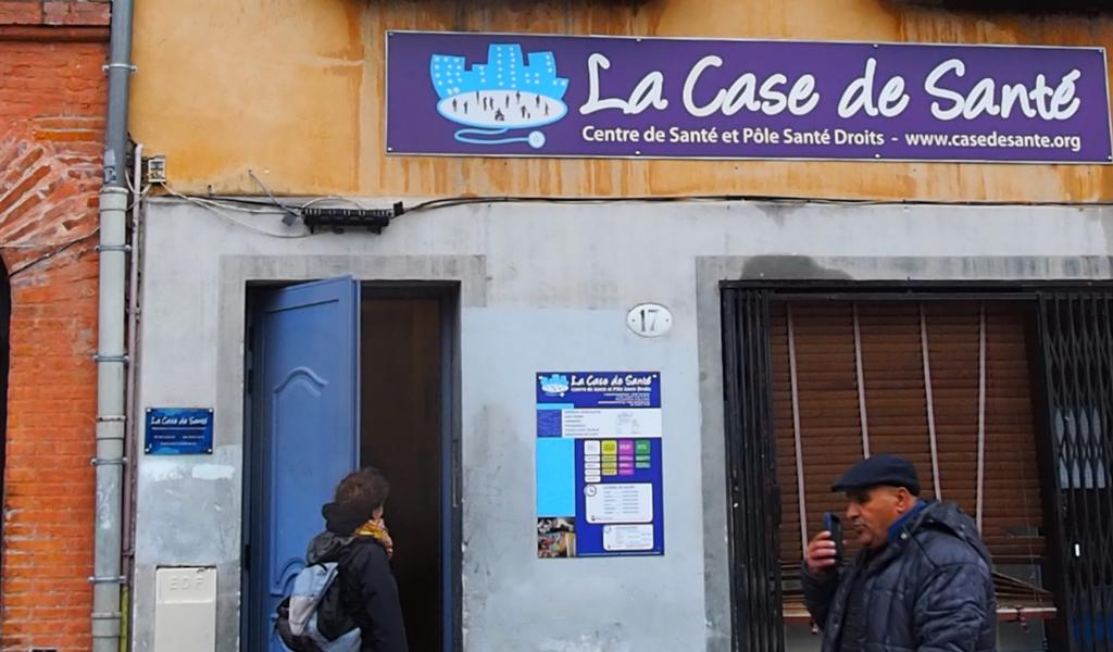 La Case de santé se niche entre les petits commerces et les restaurants de la place du quartier Arnaud-Bernard (crédit : Florence Brau).