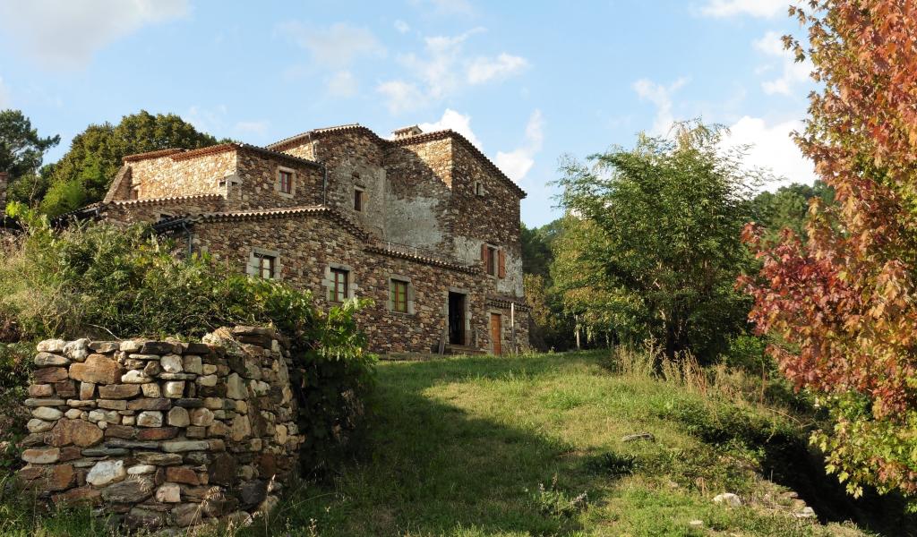 La maison Abraham Mazel surplombe la vallée du Gardon de Mialet, dans les Cévennes ardoises. © P. Isnard-Dupuy