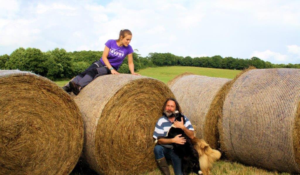 David Guillemet et Camille, l'une des stagiaires qu'il accueille sur son exploitation agricole de Ploerdüt (56) - DR 