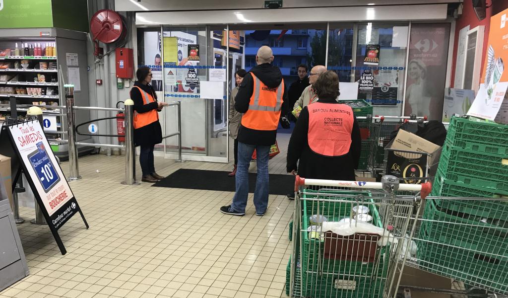 Collecte alimentaire par la Banque alimentaire dans un Carrefour Market à Villeurbanne. Crédit : Creative Commons