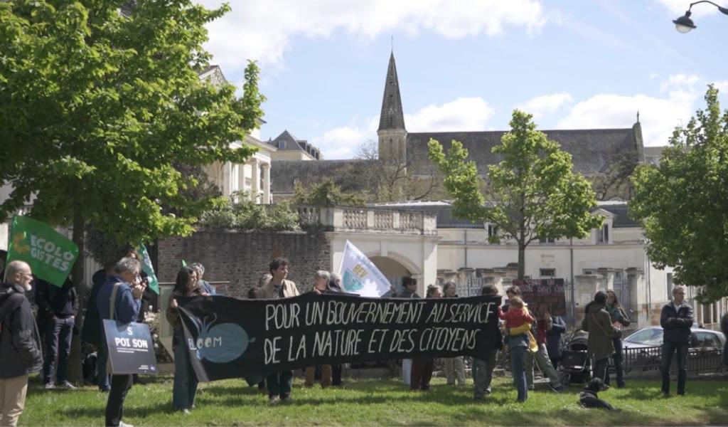 Mobilisation organisée par l’association BLOOM devant le Conseil régional de Bretagne à Rennes le jeudi 18 avril 204, en présence d’élus écologistes, et notamment de Claire Desmares, présidente du groupe des Écologistes de Bretagne au Conseil régional.