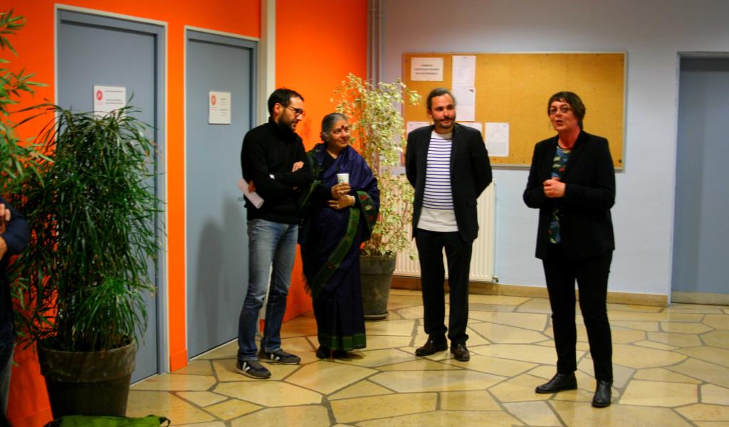 De gauche à droite : Le journaliste Lionel Astruc, Vandana Shiva, Julien Dezécot (rédacteur en chef de Sans Transition !) et Agnès Langevine, conseillère régionale d'Occitanie chargée de la Transition écologique et énergétique - Crédit : FD / LMDP 