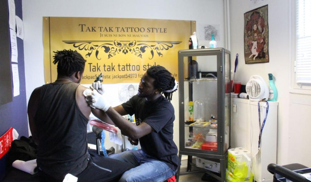En janvier dernier Jean-Jacques Ateni, 26 ans, a aménagé son salon de tatouage dans le centre d’affaires du Blosne pour proposer ses services au cœur de son quartier © V. Jourdan