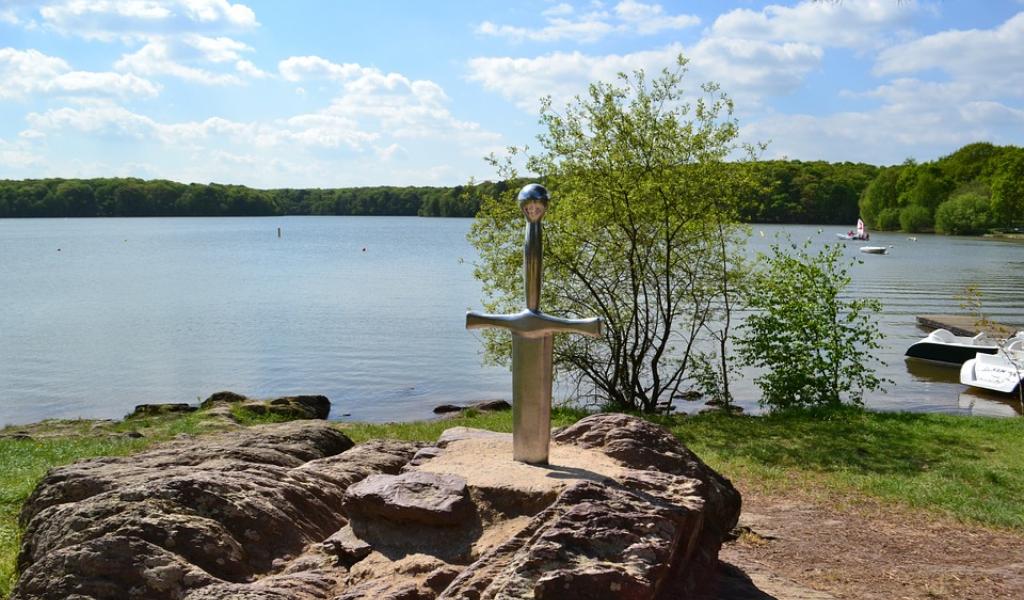 L'épée du Roi Arthur en forêt de Brocéliande (35) - "Avalonys" est un projet de parc dédié aux légende arthurienne - Crédits : Pixabay