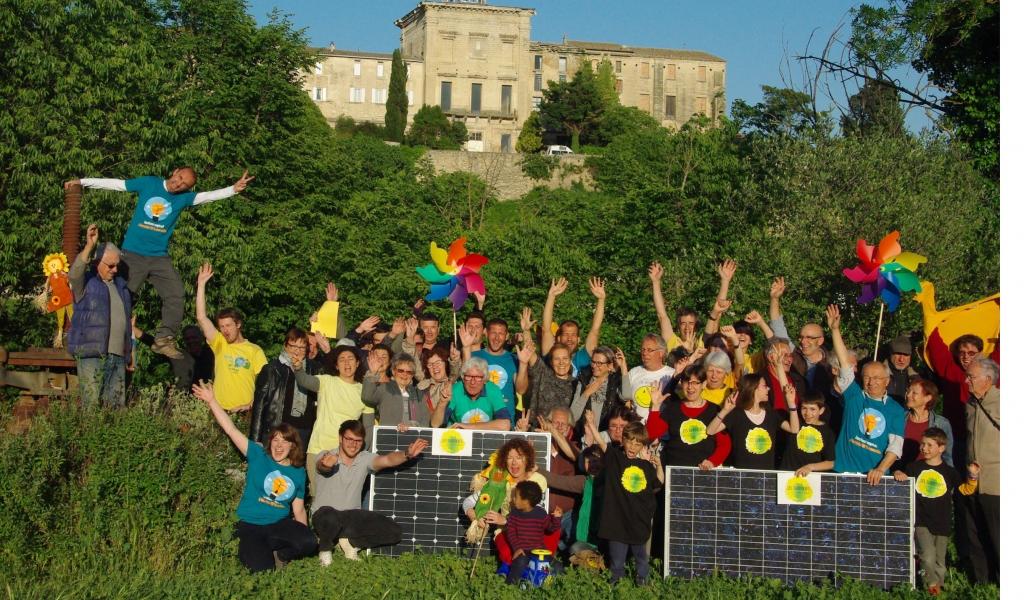 L'association des Survoltés d'Aubais et Enercoop Languedoc-Roussillon. Crédits photo : Les survoltés d'Aubais.