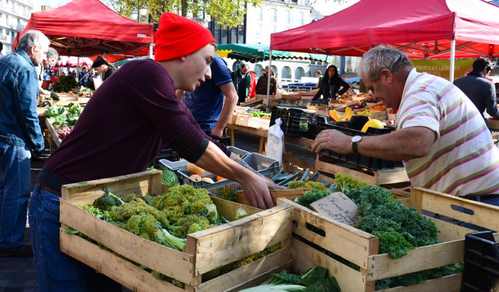 Coiffés de leur bonnet rouge, les Glaneurs du marché des Lices de Rennes récupèrent les invendus pour les redistribuer gratuitement. © E. Veyssié