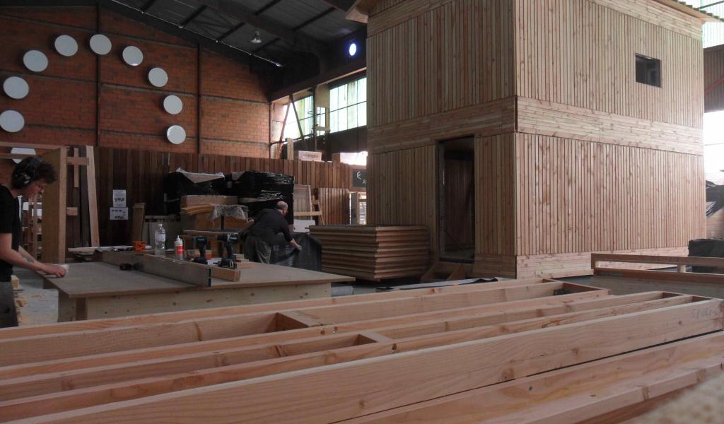 Un chalet en construction dans l'atelier de Bois & Cie - Crédit : Bois et cie
