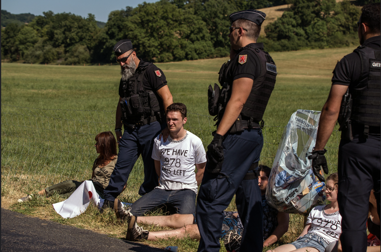 @Dernière rénovation - Les militants de Dernière rénovation ont bloqué le Tour de France le 23 juillet 2022 pour interpeller le gouvernement sur la nécessité de rénover d’urgence le parc immobilier français d’ici 2040.