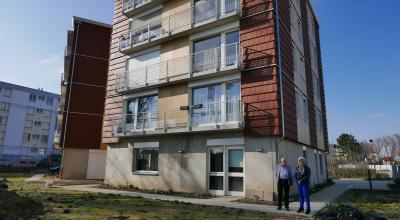 Le bâtiment Chamarel, situé dans le quartier populaire des Barges à Vaulx-en-Velin, a été conçu sur 4 étages avec l’appui d’un cabinet d’architecte spécialisé en éco-construction. © L. Piazza