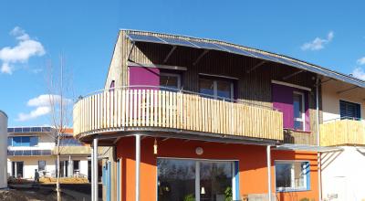 Les Colibres, à Forcalquier, est un habitat participatif groupé construit en ossature bois avec isolation en panneaux de chanvre local. En brise-soleil, 96 m² de panneaux photovoltaïques permettent aux habitants d’autoconsommer l’électricité produite. © Atelier OSTRAKA