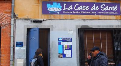 La Case de santé se niche entre les petits commerces et les restaurants de la place du quartier Arnaud-Bernard (crédit : Florence Brau).