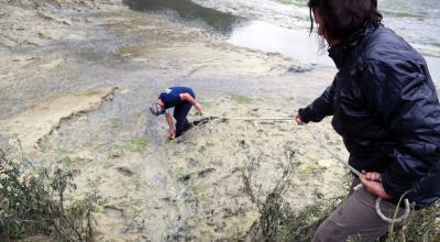 Crédit Sauvegarde du Trégor. Yves-Marie Le Lay faisant des analyses dans l'estuaire du Gouessant.