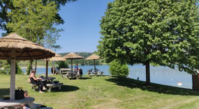 Le lac des Eaux Bleues est à la fois un espace de baignade et une réserve d’eau potable pour la métropole de Lyon.  © LMB