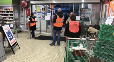 Collecte alimentaire par la Banque alimentaire dans un Carrefour Market à Villeurbanne. Crédit : Creative Commons