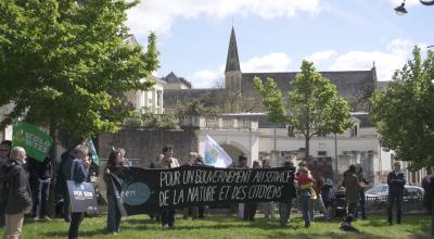 Mobilisation organisée par l’association BLOOM devant le Conseil régional de Bretagne à Rennes le jeudi 18 avril 204, en présence d’élus écologistes, et notamment de Claire Desmares, présidente du groupe des Écologistes de Bretagne au Conseil régional.