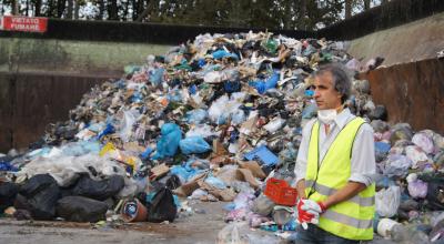 Chaque année, gérer la fin de vie des emballages, repas, jouets et autres objets du quotidien coûte 16,7 milliards d’euros aux communes françaises. © Emily Estienne