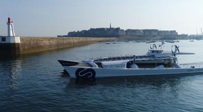 Le catamaran de la mission Energy Observer dans le port de saint-Malo - Crédit : Energy Observer 