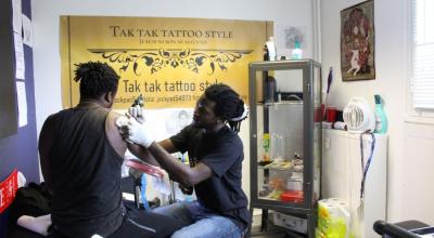 En janvier dernier Jean-Jacques Ateni, 26 ans, a aménagé son salon de tatouage dans le centre d’affaires du Blosne pour proposer ses services au cœur de son quartier © V. Jourdan