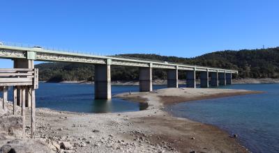 En novembre 2022, le niveau du lac de Saint-Cassien, une retenue de barrage en aval des communes du Pays de Fayence, est historiquement bas. © CCPF