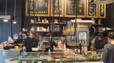 Le café Joyeux, à Rennes emploie principalement des personnes en situation de handicap. Il fait figure d'exception sur le marché de l'emploi - Crédit Benoit Vandestick 