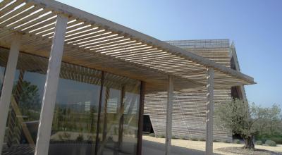 La Boiserie, à Mazan (84), salle de spectacle construite en bois du Ventoux et isolation paille. Crédit : FD 