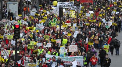 Photo : Sébastien Le Clézio. La manifestation Ni pauvres ni soumis, le 29 mars 2008, avait rassemblé entre 16 000 et 32 000 personnes à Paris pour demander que l’AAH (allocation adulte handicapé) soit équivalente au salaire minimum.