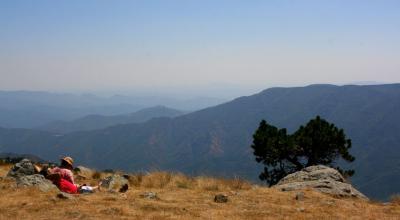 L’été, c’est aussi l’occasion de ralentir. De prendre le temps de rêver et de contempler. Ici, le sommet du Mont-Aigoual, dans les Cévennes © F. Delotte