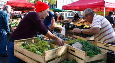 Coiffés de leur bonnet rouge, les Glaneurs du marché des Lices de Rennes récupèrent les invendus pour les redistribuer gratuitement. © E. Veyssié
