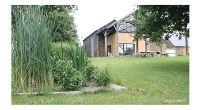 en premier plan, un Jardin d'Assainissement Aquatiris 