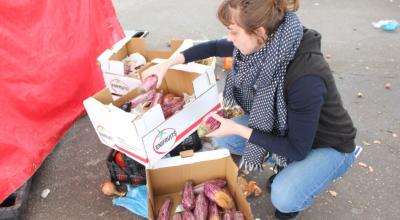 À la fin du marché, Antinéa Dugua glâne un maximum de produits en triant sur place les plus âbimés - e.Horn