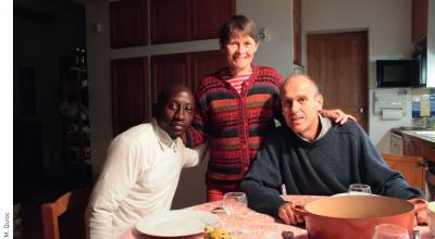Xavier et Stéphanie Lenhardt chez eux avec Barry, un demandeur d'asile guinéen qu'ils accueillent pedant 6 semaines © M. Quioc
