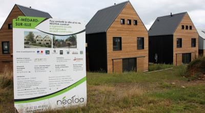 Les huit maisons auto-construites intègrent le lotissement communal Les Poiriers de Saint-Médard-sur-Ille (35), par ailleurs composé de six logements en locatif social et 27 lots libres. © S. Biju