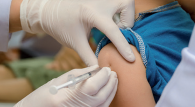 Le 12 janvier dernier, Marisol Touraine, ministre de la santé, a ouvert une grande concertation citoyenne sur la politique vaccinale en France. Objectif : rétablir la confiance des Français vis-à-vis de la vaccination. En effet, les autorités s’inquiètent des mouvements de défiance qui semblent s’être installés à l’égard des vaccins depuis quelques années. Pourtant il est obligatoire de se faire vacciner contre 3 maladies: la diphtérie, le tétanos et la poliomyélite. Quelques piqûres pour « se protéger soi-