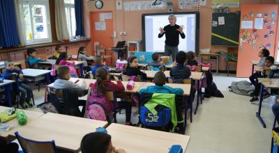 Eveil musical à l’école Jean Moulin de Nîmes. Derrière l’enseignant, un tableau numérique- Crédit : FD / LMDP