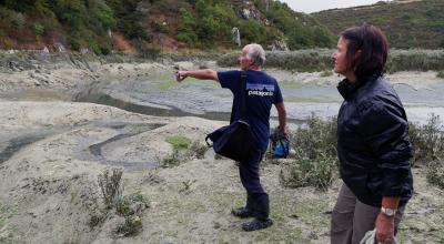 Yves-Marie Le Lay et Corinne Gravigny, respectivement président et vice-présidente de l'association Sauvegarde du Trégor. Dans l'estuaire du Gouessant, matériel de détection de gaz H2S à la main, ils arpentent les lieux où est mort un joggeur le 8 septembre 2016. Crédits photo : Sauvegarde du Trégor.