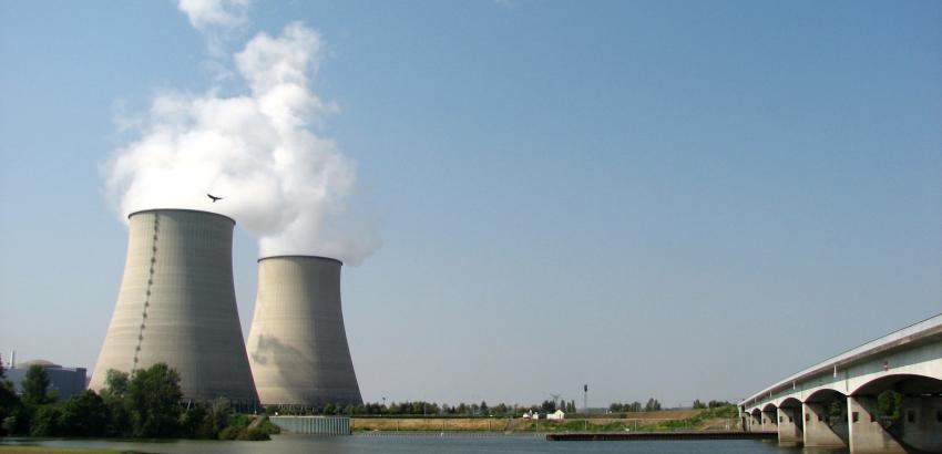 La centrale nucléaire de Belleville, depuis la rive droite de la Loire, en aval.  © Wikimedia Commons/CC BY-SA 3.0/Panelfestoon
