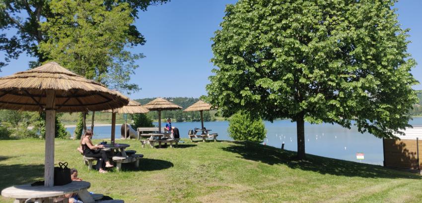 Le lac des Eaux Bleues est à la fois un espace de baignade et une réserve d’eau potable pour la métropole de Lyon.  © LMB