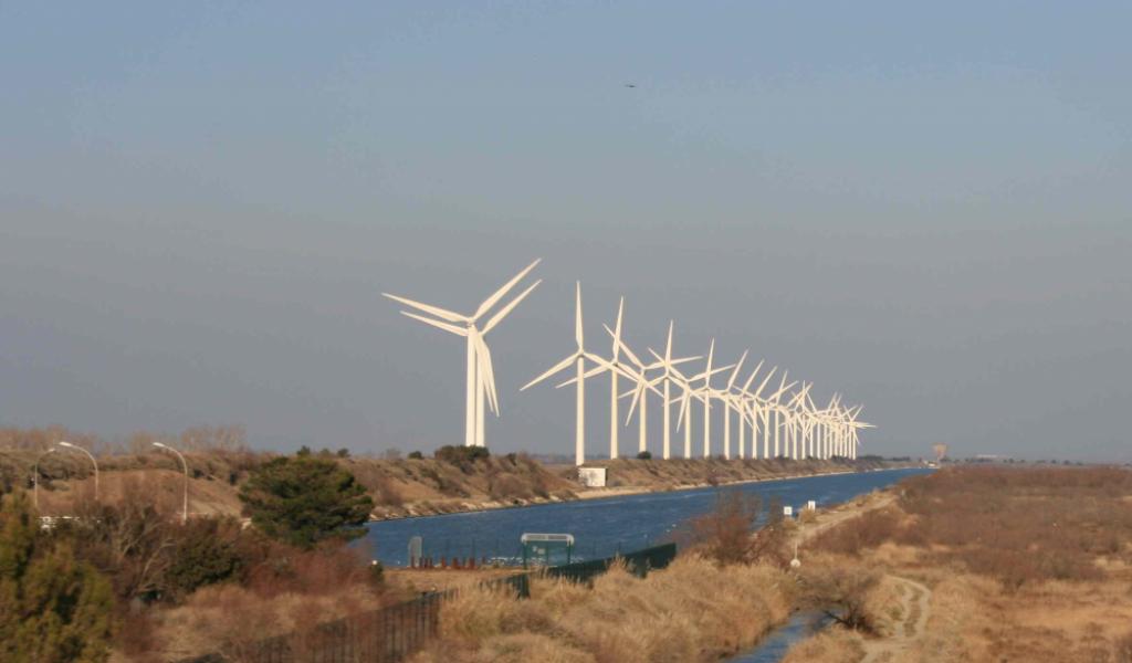Les 25 éoliennes de Port-Saint-Louis, situées à l’embouchure du Rhône, totalisent une puissance de 20 mégawatts, couvrant les besoins en électricité de près de 21 000 foyers (hors chauffage). Le projet initial prévoyait une seconde tranche de 11 éoliennes supplémentaires, mais a été abandonné.© Anne-Marie Gallimard-Jimenez