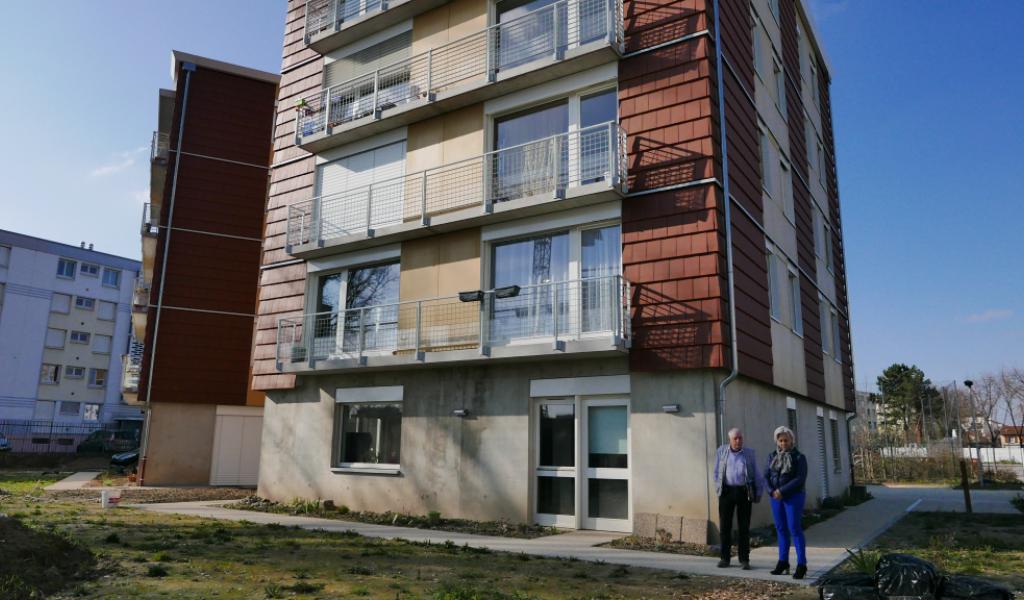 Le bâtiment Chamarel, situé dans le quartier populaire des Barges à Vaulx-en-Velin, a été conçu sur 4 étages avec l’appui d’un cabinet d’architecte spécialisé en éco-construction. © L. Piazza