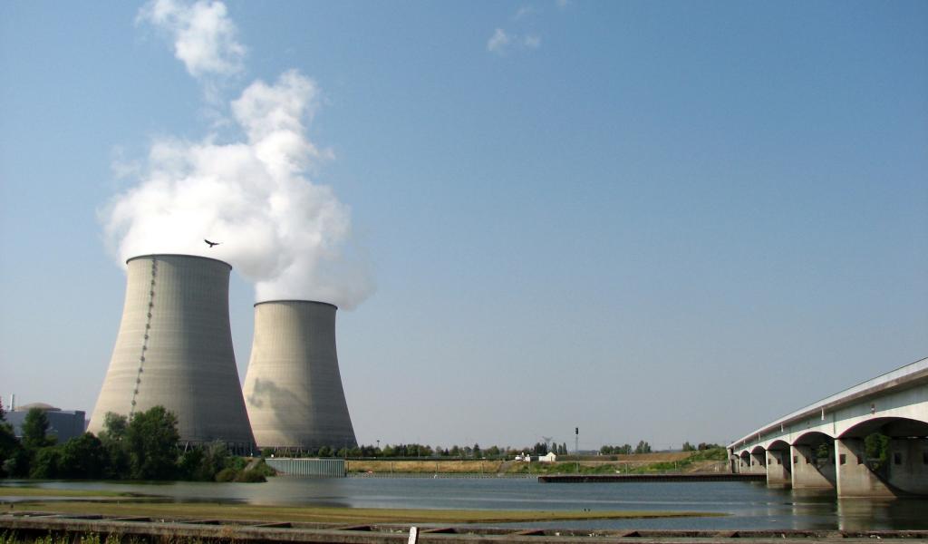 La centrale nucléaire de Belleville, depuis la rive droite de la Loire, en aval.  © Wikimedia Commons/CC BY-SA 3.0/Panelfestoon